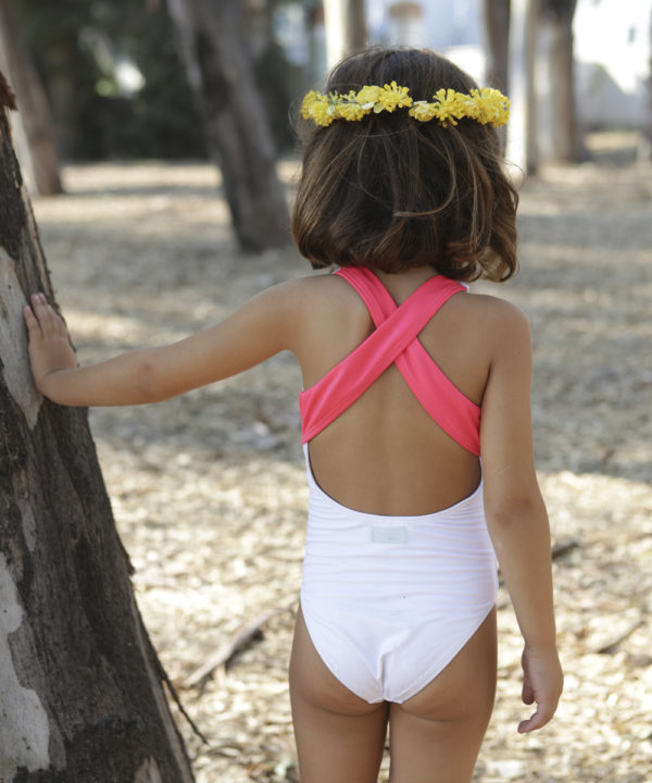 bañador niña blanco con tirantes fuxia